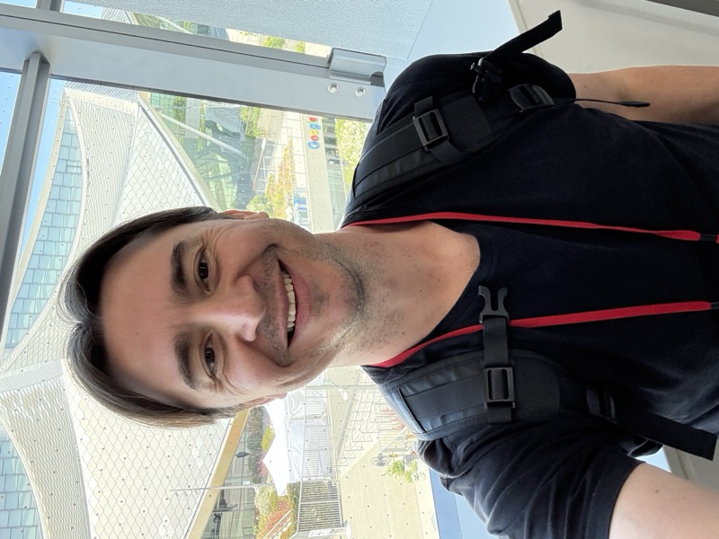 Adriano com o crachá do Google Marketing Live, no campus do Google