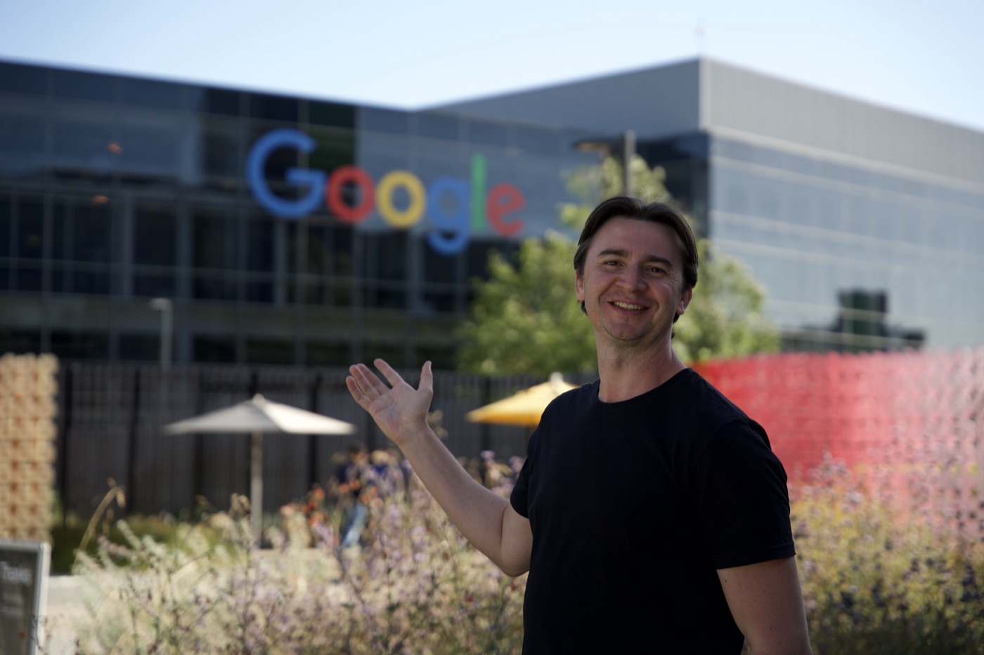 Adriano Gianini na frente do letreiro do Google, em Mountain View